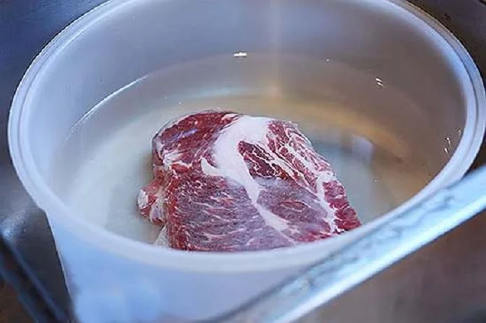 Разморозить мясо в горячей воде. Оттаивание мороженого мяса. Медленное оттаивание мяса.