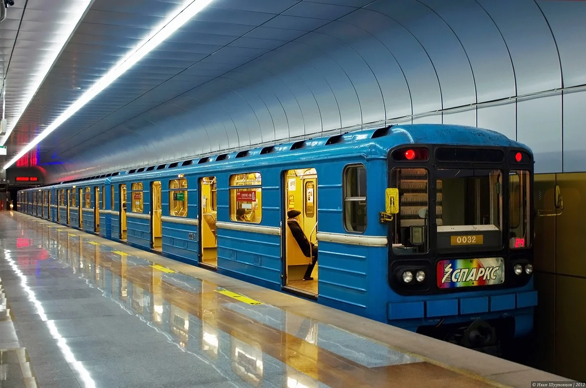 Включи видео про метро. 81 717 Новосибирск метро. Вагон метро Новосибирск. Поезда метрополитена Новосибирск. Новосибирский метрополитен поезда.