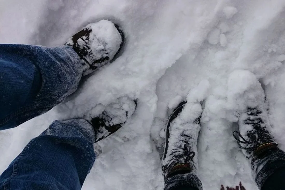 Сильно замерзают ноги. Ноги в сугробе. Ноги в снегу. Женские ноги в сугробе. Нога человека зимой.