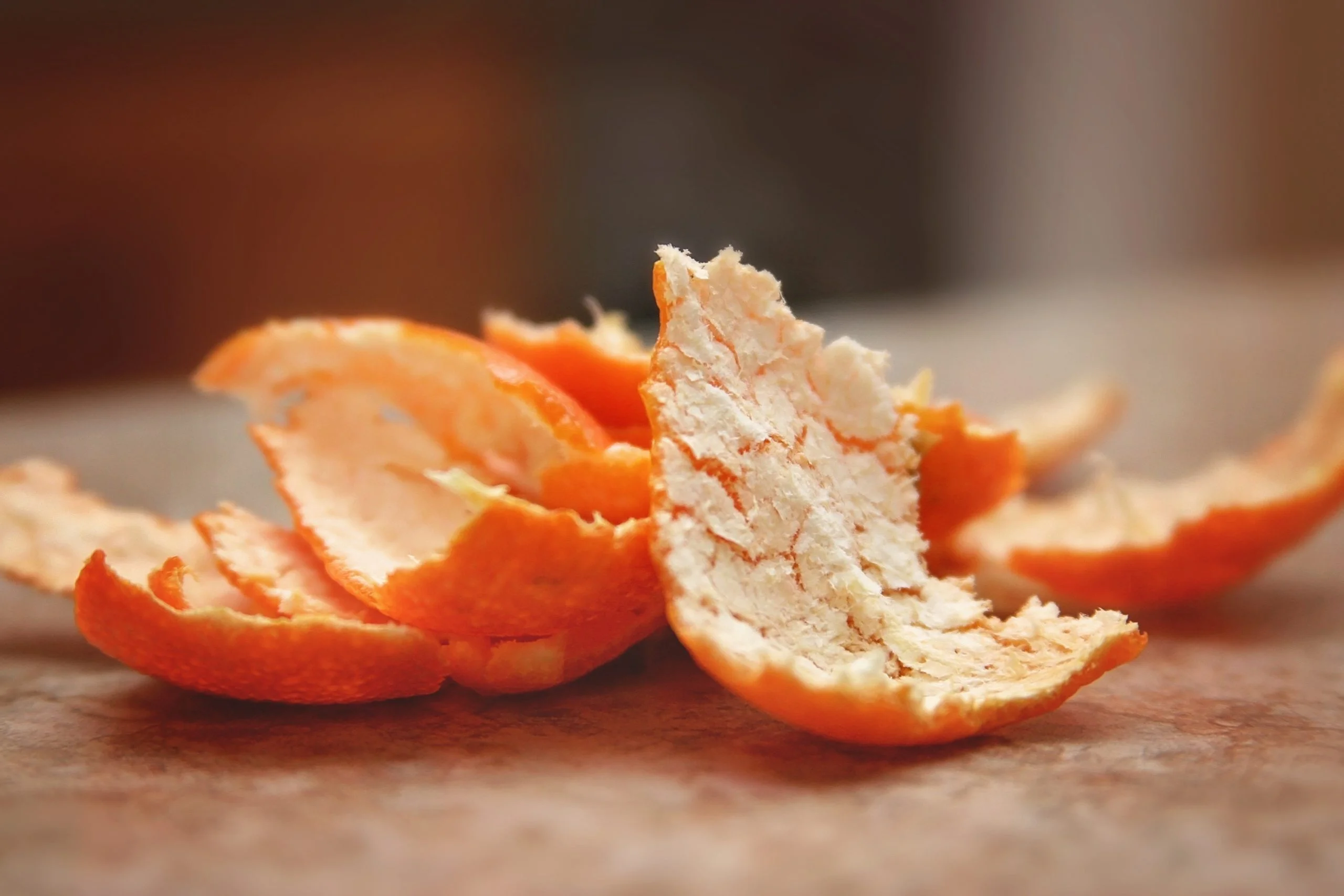 Можно есть кожуру мандарина. Кожуры мандарина (Citrus reticulata). Цитрус мандарин +апельсин. Апельсиновая корка. Кожура апельсина.