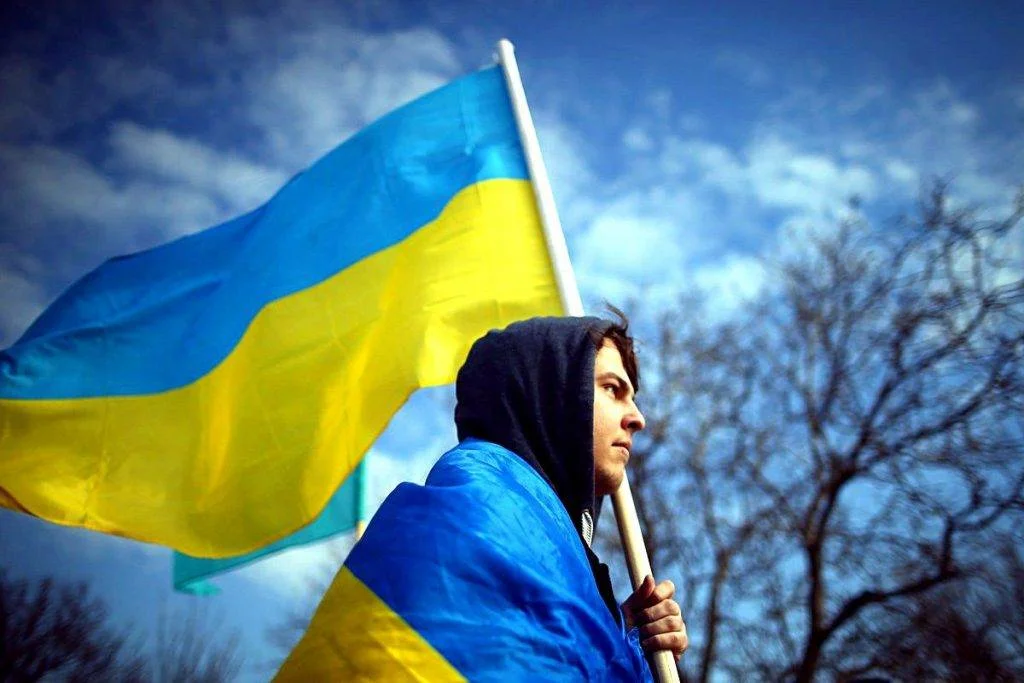 Украинцы вк. Украинцы с флагом. Украинка с флагом. Парень с флагом Украины. Украинец с флагом Украины.