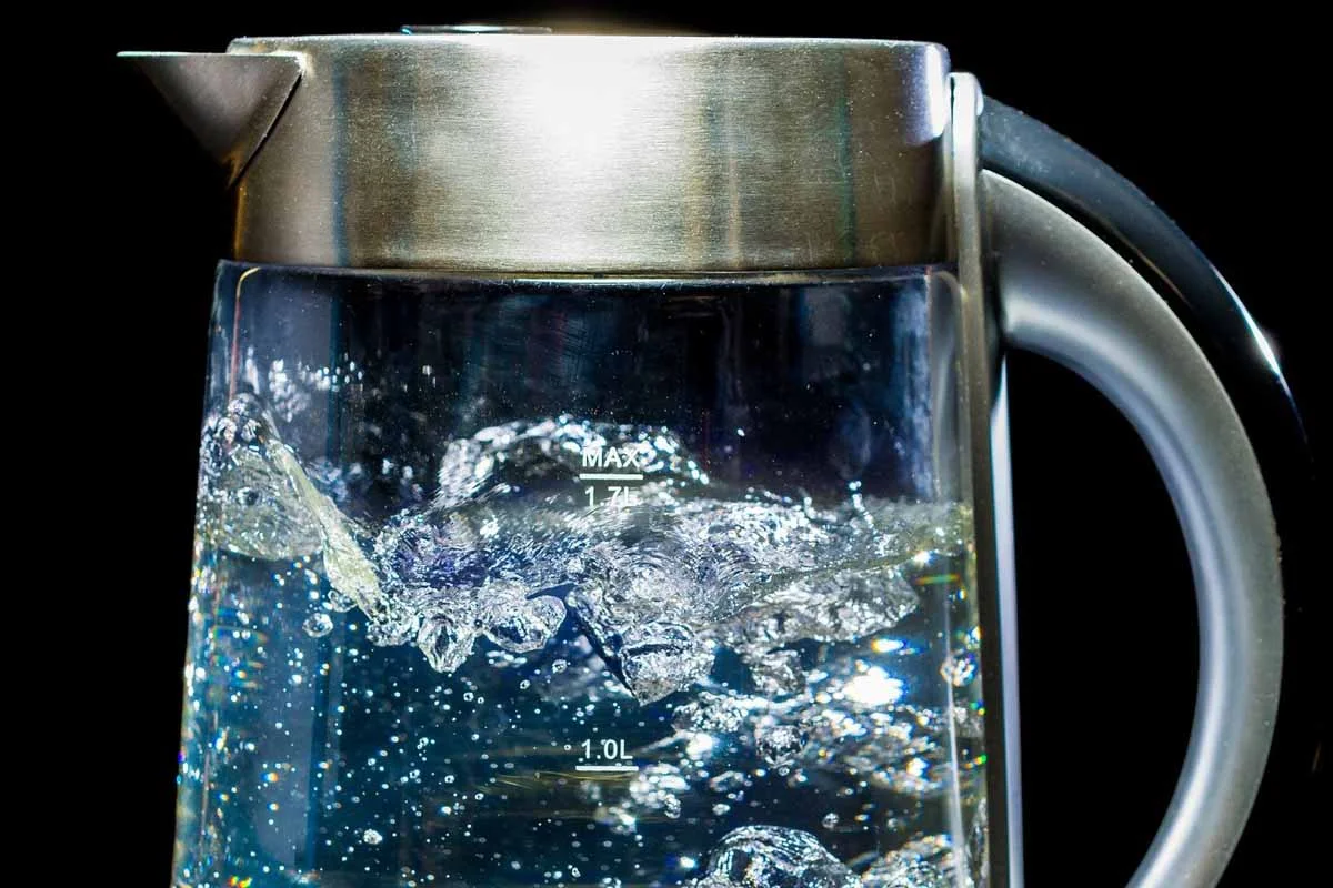 Воду можно кипятить в любой стеклянной посуде. Кипячение воды. Кипение воды. Вода в чайнике. Бурлящая вода.