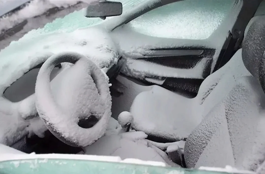 Снег в машине в салоне. Замерзший салон автомобиля. Замерзшая машина. Автомобиль взамержший.