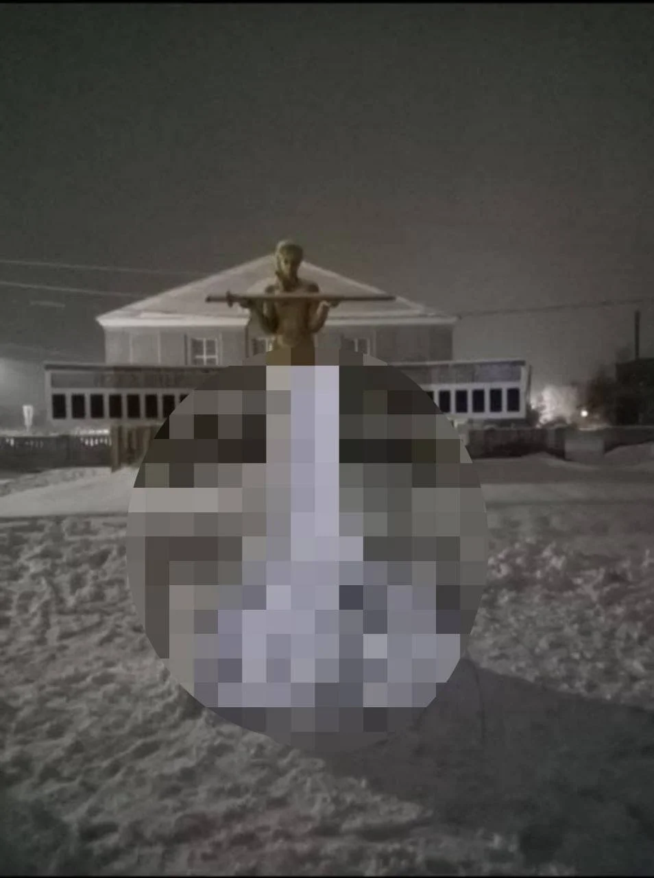Полицейские задержали в Алтайском крае двоих подростков, слепивших снежный фалос около Мемориала Славы